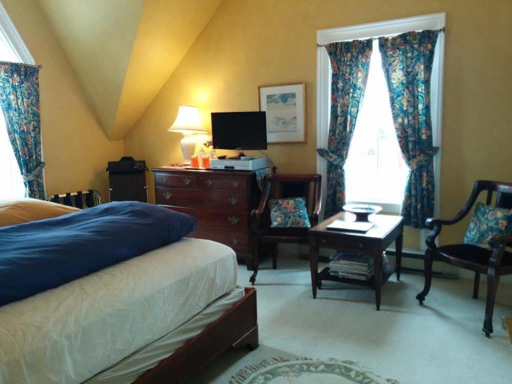 Fairmont House Bed & Breakfast Mahone Bay Eksteriør billede